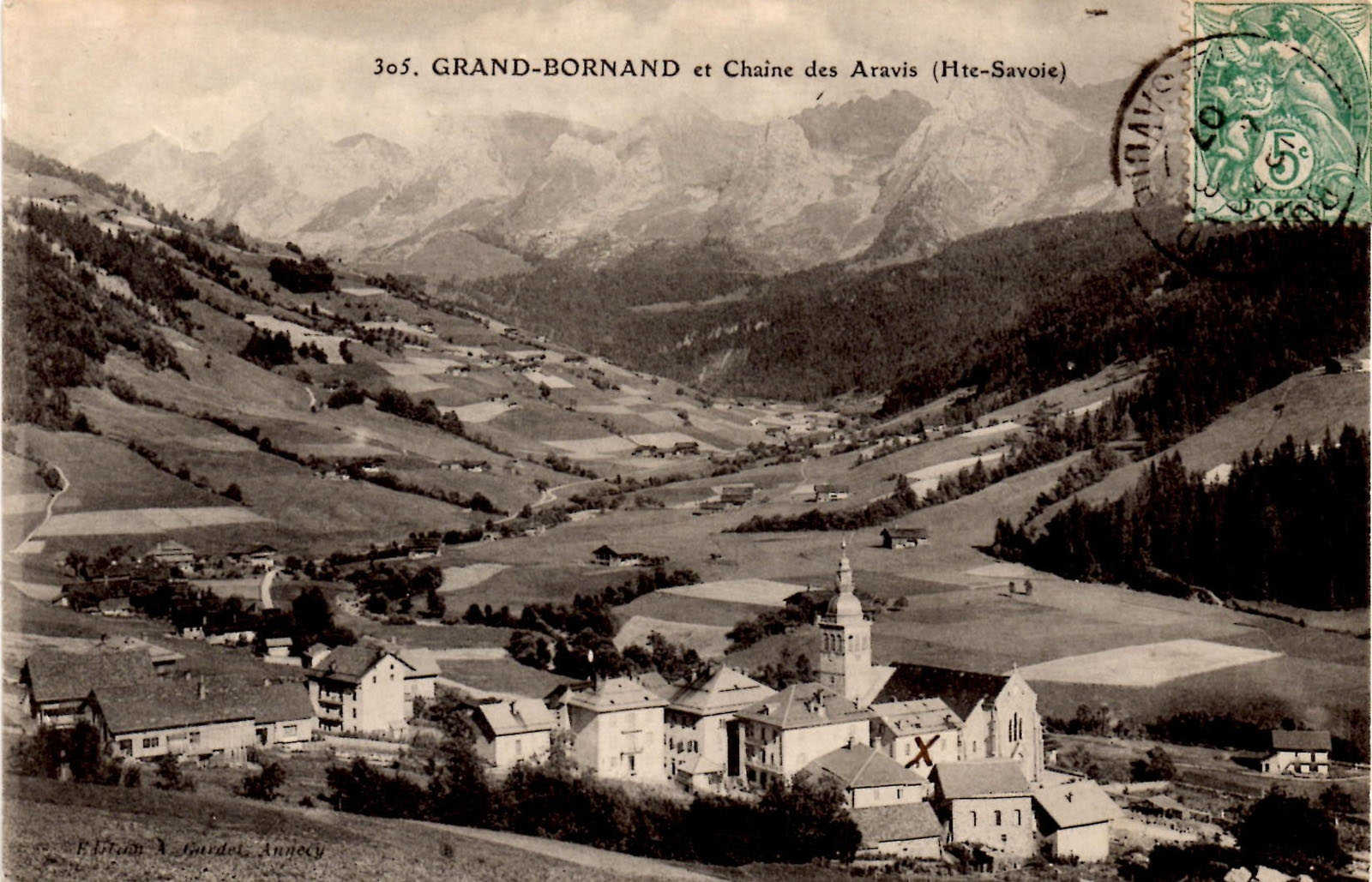 Village du Grand-Bornand pris depuis Villeneuve